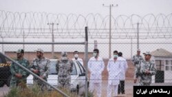 نمایی از بیرون سایت هسته‌ای فردو که رسانه‌های داخل ایران عکس آن را منتشر کرده اند. 