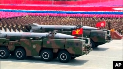 2013년 7월 평양 김일성 광장에서 열린 정전 60주념 기념 군사행진에 등장한 스커드 미사일 (자료사진)