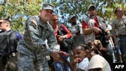 美国特种部队指挥官在海地慰问灾民