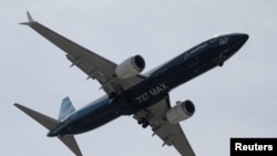 Sebuah Boeing 737 Max ikut serta dalam pameran Paris Air Show ke-52 di Bandara Le Bourget dekat Paris, Perancis, 22 Juni 2017 (foto: Reuters/Pascal Rossignol)