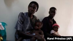 Foto yang diambil pada 30 Oktober 2009 menunjukkan seorang ibu dengan anak-anaknya yang menderita malaria menunggu giliran untuk mendapatkan vaksin baru di Walter Reed Project Research Center di Kisumu, Kenya barat. (Foto: dok.)