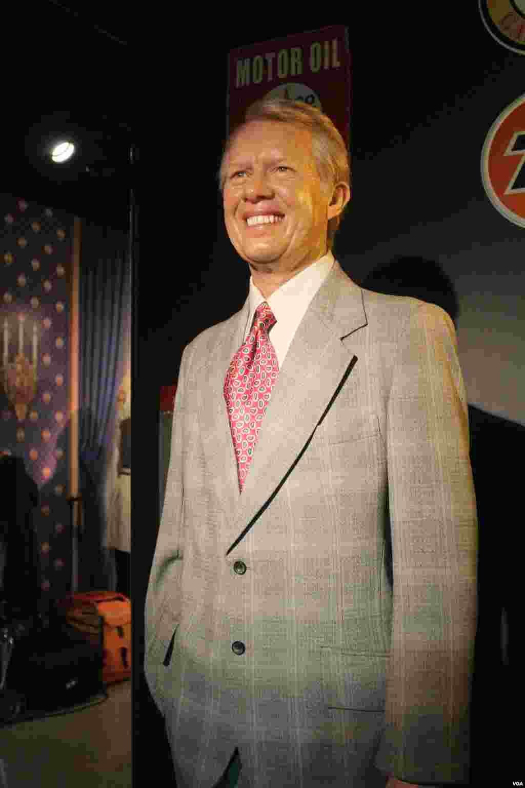 جیمی کارتر سی&zwnj; و نهمین رئیس جمهور آمریکا بود. از مشکلات دوره ریاست جمهوری کارتر تورم بی&zwnj; سابقه اقتصادی، قیمت بالای بنزین، و بحران سیاسی آمریکا و ایران بر سر گروگان&zwnj;های آمریکایی در ایران بود. کارتر در سال ۲۰۰۲ جایزه صلح نوبل را دریافت کرد.