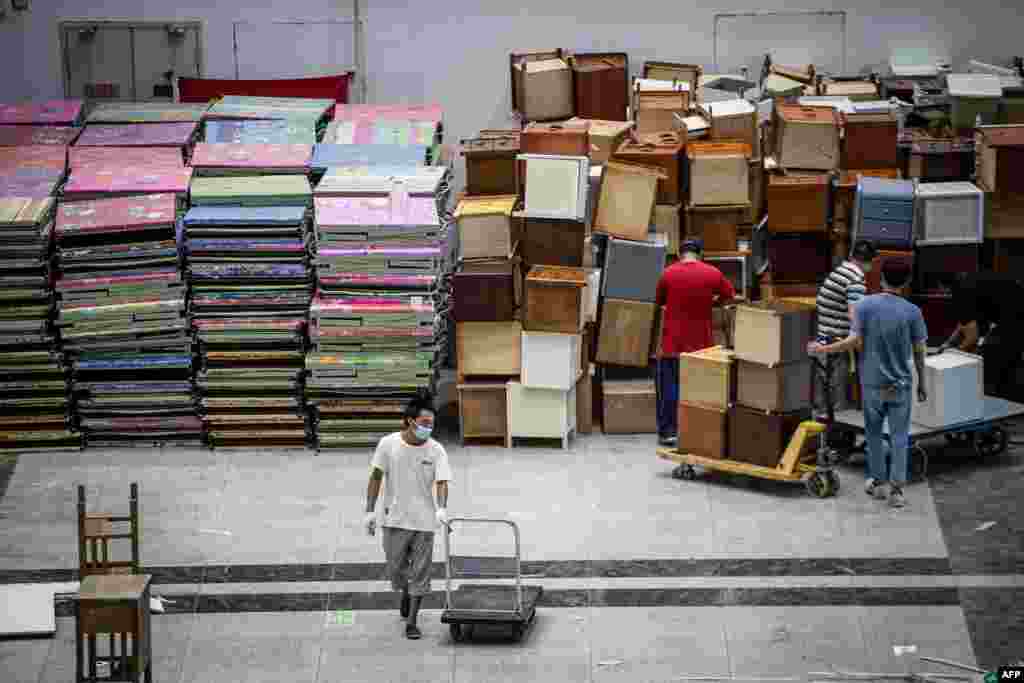 신종 코로나바이러스 말생지인 중국 우한에서 환자 치료를 위해 설치했던 임시병원을 철거하고 있다.