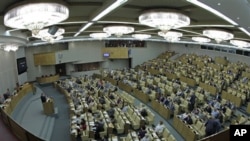 Para anggota parlemen dalam sidang di Moskow (foto: dok). Parlemen Rusia hari Rabu (18/7) menyetujui keanggotaan Rusia di WTO.