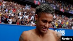 Neymar rentre au vestiaire sans pouvoir jouer le match PSG-Amiens, après avoir jeté son maillot au supporter au Parc des Princes, Paris, 5 août 2017.