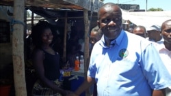 Centenas fazem fila para assinar livro de condolências de Daviz Simango