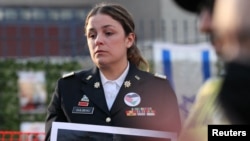 一名空军退伍军人在以色列驻华盛顿大使馆外参加为已故美国空军人员亚伦·布什内尔举行的守夜仪式。(2024年2月26日)