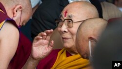 ຜູ້​ນຳ​ສາ​ສະ​ໜາ​ພຸດ ອົງ ດາ​ໄລ ລາ​ມະ ກຳ​ລັງ​ນັ່ງ​ລົງ​ຢູ່​ວັດ ຊຸກ​ລາ​ຄາງ, ເມືອງ ດາ​ຣາມ​ຊາ​ລາ, ອິນ​ເດຍ, 5 ພຶດ​ສະ​ພາ 2023. (AP Photo/Ashwini Bhatia)