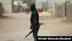 Mwanajeshi wa Nigeria akifanya doria katika eneo la Polo, mjini Maiduguri, Nigeria ambalo mtu aliuawa February 16, 2019. REUTERS/Afolabi Sotunde