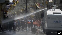 지난달 31일 터키 이스탄불에서 경찰이 시위대를 물대포를 사용해 진압하고 있다. 