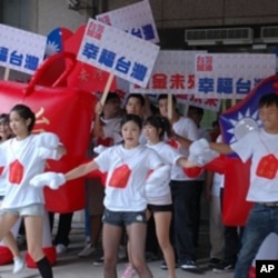 “赞舞团”在中央选举委员会大楼前起舞，为马英九助选