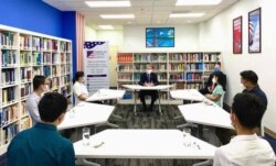 និស្សិត​កម្ពុជាដែល​ទើប​ត្រូវ​បាន​ជ្រើសរើសថ្មី​ក្នុង​កម្មវិធី​អាហារូបករណ៍​ Fulbright ដើម្បី​ទៅ​សិក្សា​ក្រោយ​បរិញ្ញាបត្រ​នៅ​តាម​សាកលវិទ្យាល័យ​នៅ​សហរដ្ឋ​អាមេរិក ថត​រូប​ជាមួយ​លោក W. Patrick Murphy ឯកអគ្គរដ្ឋទូត​សហរដ្ឋ​អាមេរិក​ប្រចាំ​កម្ពុជា​ នៅ​ក្នុង​រូបថត​មួយ​ដែល​ត្រូវ​បាន​ផ្សាយ​ដោយស្ថានទូត​អាមេរិក​កាល​ពី​ថ្ងៃ​ទី​២១ ខែ​កក្កដា ឆ្នាំ​២០២១។ (ហ្វេសប៊ុក​ស្ថានទូត​អាមេរិក)