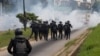 Les policiers anti-émeutes dispersent les partisans de l'opposition avec des gaz lacrymogènes lors d'une manifestation contre la nouvelle constitution, à Abidjan, Côte d'Ivoire, 20 octobre 2016.
