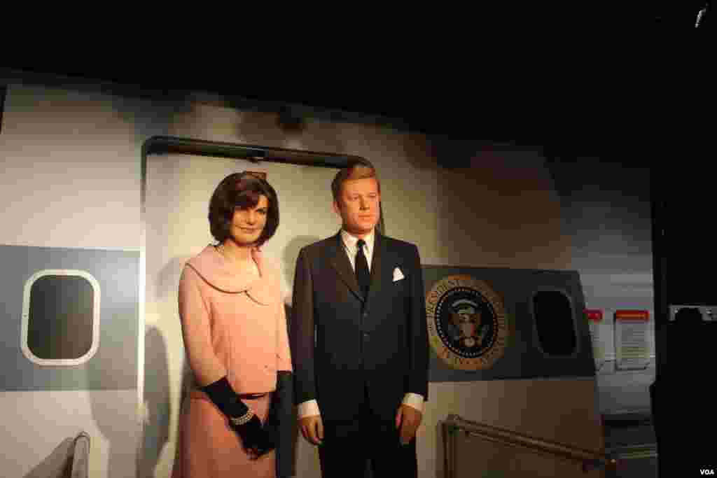 جان اف کندی سی&zwnj; و پنجمین رئیس جمهور آمریکا بود که در دوره دوم ریاست جمهوری ترور شد. بحران موشکی کوبا، عملیات خلیج خوک ها، پیمان منع جزئی آزمایش&zwnj;های هسته ای و ایجاد سپاه صلح، رقابت فضایی، و جنبش حقوق مدنی سیاه پوستان آمریکا همه در دوره ریاست جمهوری کندی رخ داد. کندی که در ۴۳ سالگی رئیس جمهور شد، جوان&zwnj;ترین رئیس جمهور منتخب در تاریخ آمریکاست.