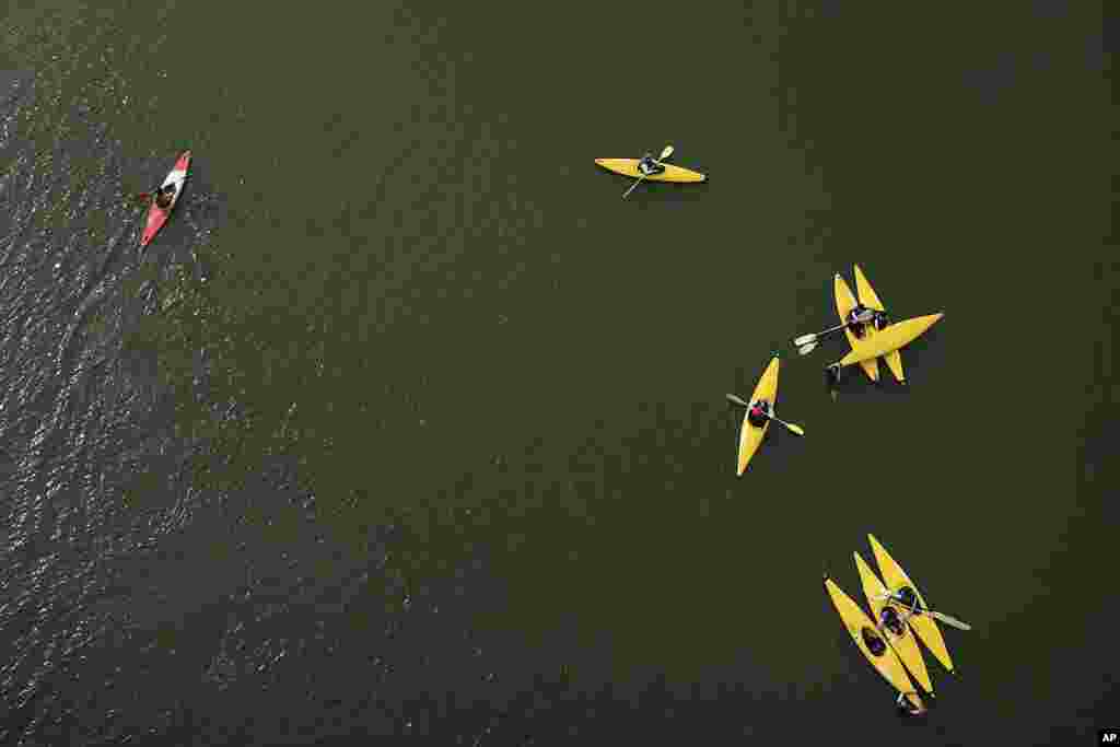 Warga berolahraga kayak di Marina Barrage, sebuah waduk di Singapura.