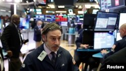 纽约证交所的交易人员。 路透社2020年3月18日
