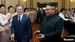 지난달 18일 남북정상회담이 열린 평양에서 김정은 북한 국무위원장이 문재인 한국 대통령 부부를 백화원 영빈관 행사장으로 안내하고 있다. 평양사진공동취재단.