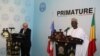 Le président malien par intérim Bah Ndaw (à droite) et le ministre français des Affaires étrangères Jean-Yves Le Drian (à gauche) s'adressent aux médias lors d'une visite officielle avec à Bamako, le 26 octobre 2020 (Photo par - / PRESIDENCE MALIENNE / AFP) 