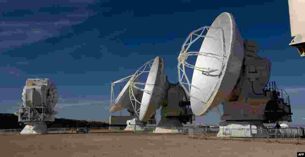 Antena-antena parabola radio teleskop di gurun Atacama, 1.500 km sebelah utara ibukota Santiago, Chili. Ini adalah proyek kemitraan internasional Eropa, Amerika Utara dan Asia Timur dengan Chili, yang merupakan proyek astronomi terbesar di dunia saat ini.