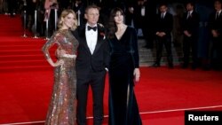 از راست به چپ: مونیکا بلوچی، دنیل کریگ، لیا سیدو، مراسم فرش قرمز به مناسبت شب اول اکران فیلم در رویال آلبرت هال لندن