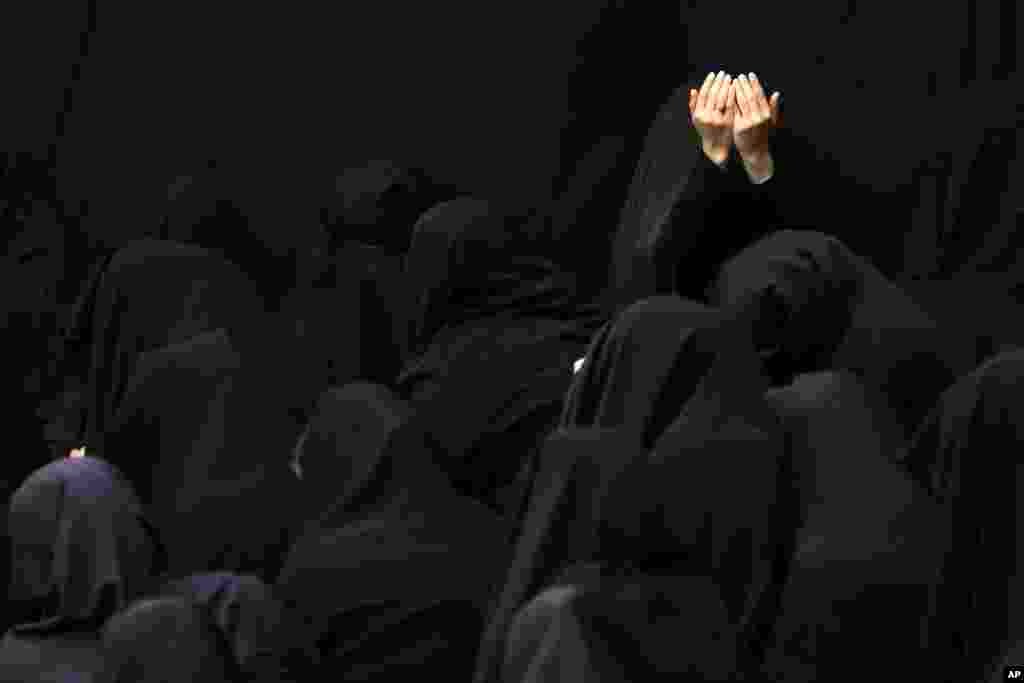 Para perempuan Muslim-Syiah Iran berkabung pada acara di masjid Sadat Akhavi di Teheran, tiga hari sebelum peringatan 700 tahun wafatnya Imam Hussein, cucu Nabi Muhammad, yang terbunuh di Karbala, Irak.