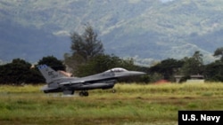 美国菲律宾空军联合训练中美国空军的一架F-16战斗机在起飞（2019年1月18日）