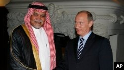 سعودی عرب کی قومی سلامتی کونسل کے سربراہ شہزادہ بندر بن سلطان روس کے صدر ولادی میر پیوٹن کے ہمراہ (فائل)