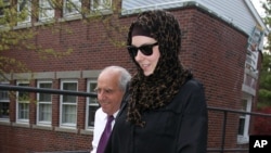 Katherine Russell (kanan) janda Tamerlan Tsarnaev meninggalkan kantor pengacara "DeLuca and Weizenbaum" didampingi Amato DeLuca (kiri) di Providence, Rhode Island (29/4)/