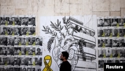 دیوارنگاره‌‌ای از تصاویر گروگان‌های اسیر در دست حماس