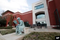 در ورودی کتابخانه گرنت