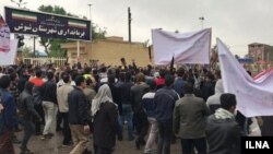 گروه های زیادی از کارگران هفت تپه حمایت کردند. 