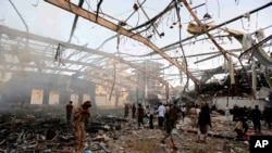 حمله هوایی نیروهای ائتلاف عرب به مراسم عزاداری در صنعا که ۱۴۰ کشته بر جای گذاشت