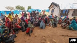 ፎቶ ፋይል፦ በሱዳን ጦርነቱን ሸሽተው ምሥራቃዊ አድሬ ከተማ ቻድ አቅራቢያ በሚገኘው ኦውራንግ የስደተኞች መጠለያ ካምፕ የዓለም አቀፍ የዕርዳታ ዕርዳታን በመጠባበቅ ላይ የሚገኙ ሱዳናውያን 