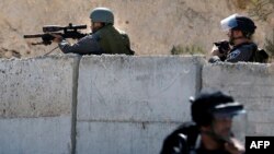 Anggota regu penembak jitu Israel mengarahkan senjatanya kepada demonstran Palestina dalam bentrokan di daerah Issawiya, Yerusalem timur, 4 Oktober 2015.