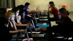 2017年5月19日，找工作的年轻人在德克萨斯州达拉斯机会平等和就业论坛会上修改自己的就职简历。（资料照片）