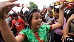 Para warga Nepal pendukung kelompok Maois berdansa di jalan-jalan Kathmandu, 2 Mei 2010.