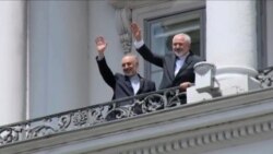 جواد ظریف از بالکن هتل کوبورگ در حال صحبت با خبرنگاران