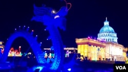 中国四川自贡灯贸集团在美国维吉尼亚州劳登郡举办的灯会所展示的中国龙与美国国会大厦。(2018年12月22日)