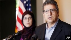 Pemimpin komunitas Muslim Khalid Hamideh, kanan, and Ali Salem, Direktur Eksekutif Council on American-Islamic Relations, mengutuk penembakan di Texas dekat lokasi kontes kartun Nabi Muhammed di Garland, Texas (4/5).