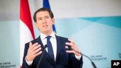 El canciller de Austria, Sebastian Kurz, del partido del Pueblo Austríaco, OEVP, habla con periodistas en Viena. Lunes, 20 de mayo de 2019.