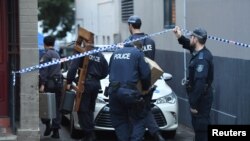 Polisi merazia gedung di Surry Hills, pinggiran Sydney, Australia, 31 Juli 2017, terkait rencana tetor di pesawat.