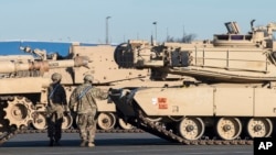 تانک های آمریکایی در بندر برمرهاون آلمان از کشتی ها پیاده شدند