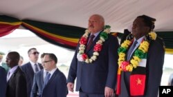 白俄罗斯总统卢卡申科在机场受到津巴布韦总统的欢迎。（2023年1月30日）
