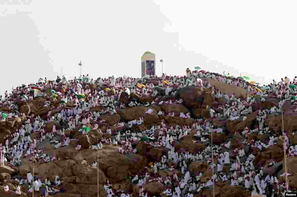 Para jamaah Haji berdoa di Jabal Rahmah, Arafah, di luar Mekkah, Saudi Arabia.