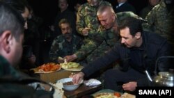 새해 하루 전인 31일 밤 시리아의 바샤르 알 아사드 대통령(오른쪽)이 수도 다마스쿠스 외곽 최전선을 방문했다.