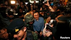 Tentara Thailand menangkap mantan Menteri Pendidikan, Chaturon Chaisang (tengah) hari Selasa (27/5). 