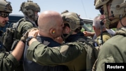 从加沙地带获救的人质在以色列与家人团聚。（2024年6月8日）