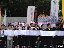 手持联署名单的声援律师(美国之音杨明拍摄)