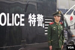 武警士兵在特警车辆旁伫立(2016年3月3日 美国之音金子莹拍摄)