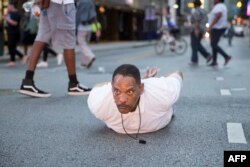 این معترض در دالاس به کشتن سیاهپوستان، اینطور اعتراض خود را نشان می دهد.